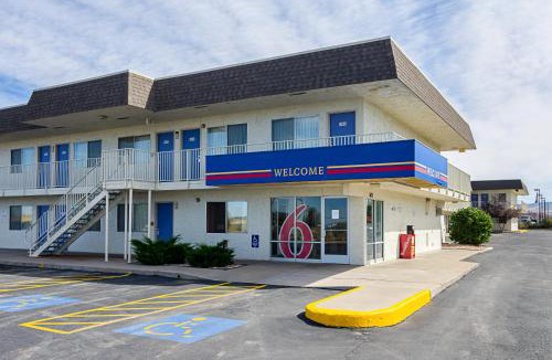 Laramie Hotel | Motel 6-Laramie, WY