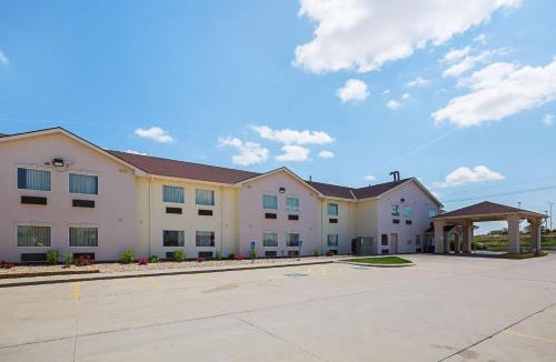 Chalco Hotel | Motel 6 Omaha - IAT West