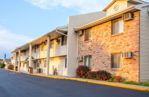 Millard Hotel | Motel 6 Omaha, NE