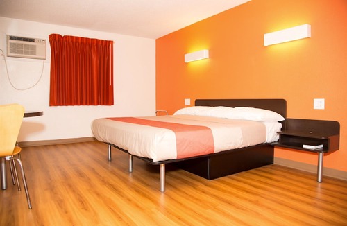 Millard Hotel | Motel 6 Omaha, NE