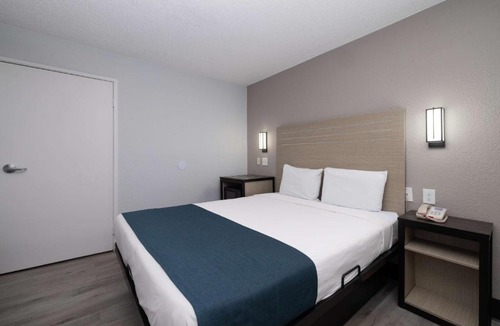 Tempe Hotel | Motel 6-Tempe, AZ - Broadway - ASU