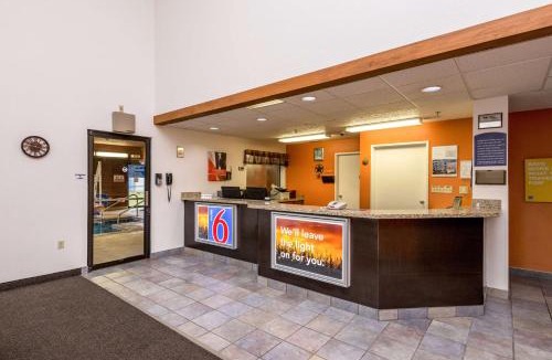 Waterloo Hotel | Motel 6-Waterloo, IA