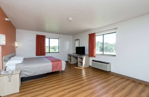 Waterloo Hotel | Motel 6 Waterloo, IA