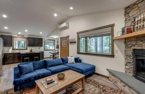 Warnick House | Mount Baker Cabin Retreat | Fireplace, Hot Tub & Views