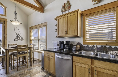 Estes Park Condo | Mount Neota 33 - 2 Br Condo - Private Hot Tub - Lake/Mountain Views!
