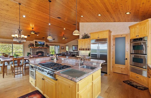 Castle Glen Estates Cabin | Mountain Canyon Retreat by Destination Big Bear : View of Lake and Mountains! EV Charger! Pool Table! Ping Pong!