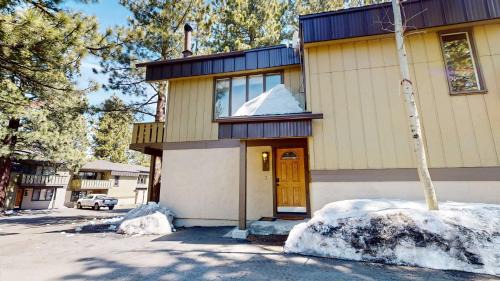 Mammoth Lakes House | Mountain Chateau Retreat - Desirable Resort 4 BDR