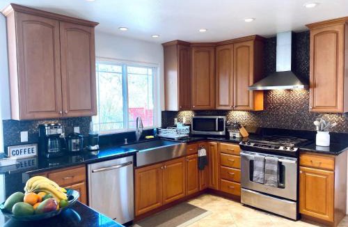 Oakhurst House | Mountain Escape, Yosemite South Gate House with Hot Tub, Views & Game Room, Near town