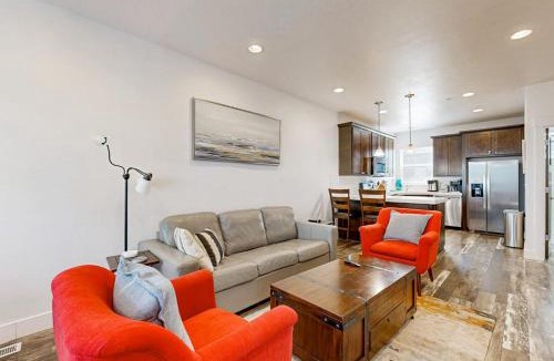 Kimball Junction House | Mountain Getaway - Private Rooftop Spa - Walk to Dining Shops & Rec Center