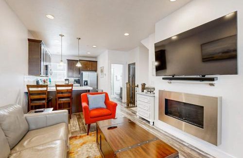 Kimball Junction House | Mountain Getaway - Private Rooftop Spa - Walk to Dining Shops & Rec Center