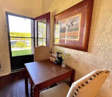 Mount Ida Hotel | Mountain Harbor King Guest Room on Lake Ouachita