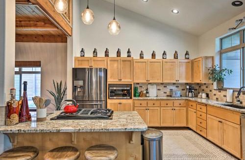 Bend House | Mountain-Modern Unit: Golf, Hike, Ski & More!