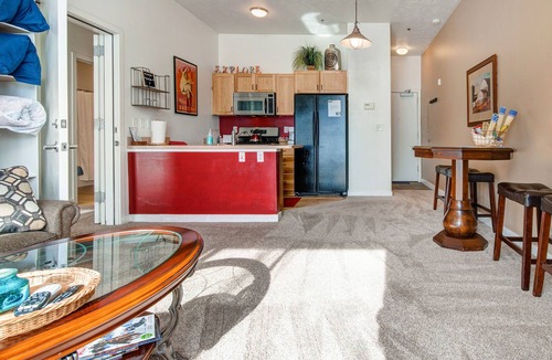 Park City Apartment | Mountain Retreat with Central AC, Fireplace & Free WiFi - Shared Pool & Hot Tubs