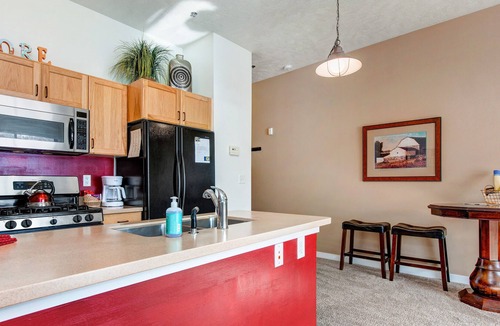Park City Apartment | Mountain Retreat with Central AC, Fireplace & Free WiFi - Shared Pool & Hot Tubs