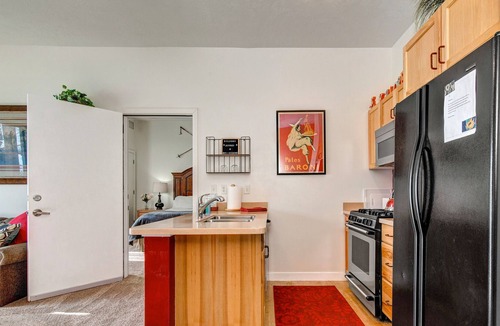 Park City Apartment | Mountain Retreat with Central AC, Fireplace & Free WiFi - Shared Pool & Hot Tubs