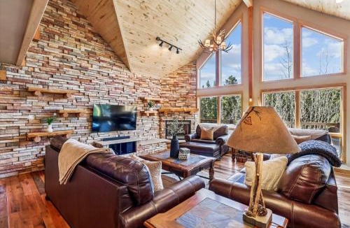 Blue River House | Mountain Serenity Retreat, Beautiful Blue River Home, Private Hot Tub