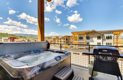 Fraser House | Mountain-View Fraser Condo w/Balcony + Hot Tub!