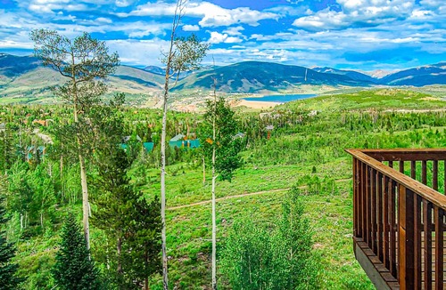 Wildernest House | Mountain view home with high-speed WiFi and washer/dryer