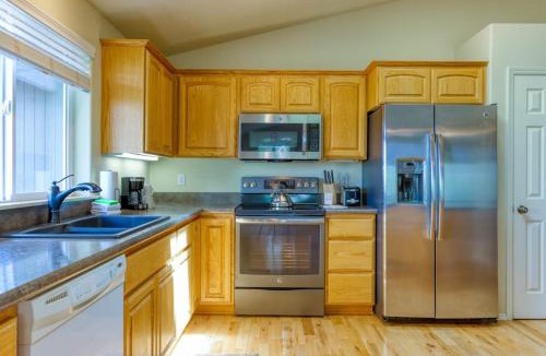 La Pine House | Mountain-view retreat with deck grill & washer&dryer