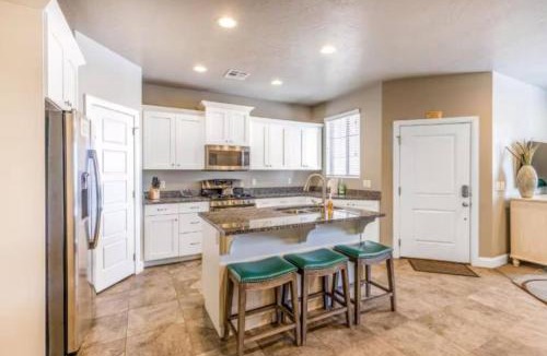 Sienna Hills House | Mountain View Townhome with Emeral Pools and Hot Tub