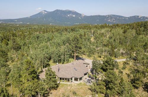 Black Hawk House | Mountain Views + Hot Tub: Airy Forest Escape!