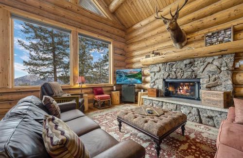 Estes Park House | Mounticello Log Cabin - Relaxing Front Patio & Outdoor Firepit