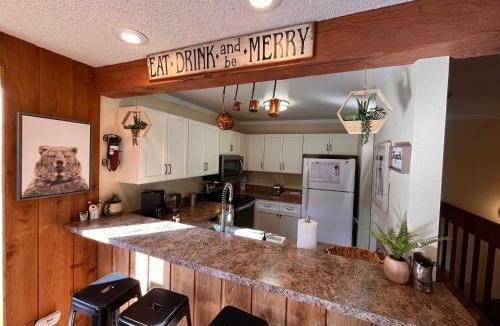 Mammoth Lakes House | MSRC11 - Cozy Walk-to-Lifts Mammoth Condo with Hot Tub