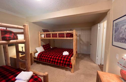 Mammoth Lakes House | MSRC11 - Cozy Walk-to-Lifts Mammoth Condo with Hot Tub