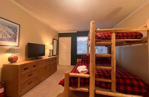 Mammoth Lakes House | MSRC11 - Cozy Walk-to-Lifts Mammoth Condo with Hot Tub