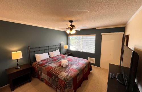 Mammoth Lakes House | MSRC11 - Cozy Walk-to-Lifts Mammoth Condo with Hot Tub