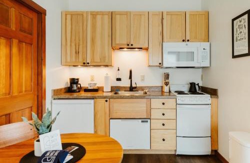 Kalispell Hotel | Mt Stimson Suite Work-From-Anywhere-Ready