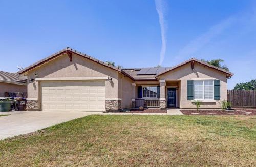 Visalia House | Mtn Retreat 3 Mi to Dtwn Visalia w/Poolside BBQ