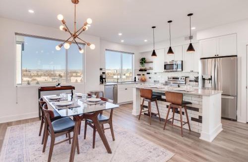 Grand Junction House | Mtn-View Balcony: Riverside Grand Junction Home!