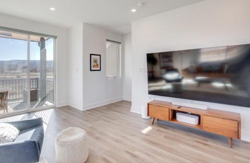 Grand Junction House | Mtn-View Balcony: Riverside Grand Junction Home!