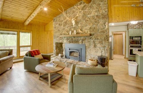 Cody House | Mtn-View Deck & Fire Pit! 2-Cabin Retreat in Cody