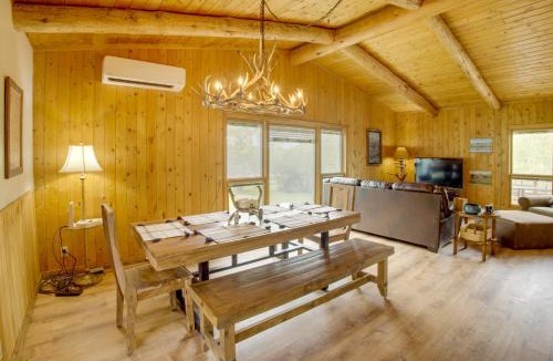 Cody House | Mtn-View Deck & Fire Pit! 2-Cabin Retreat in Cody