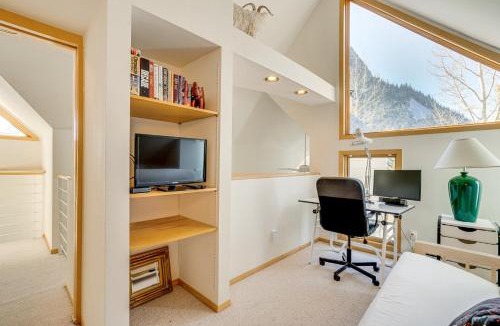 Frisco House | Mtn-View Deck, Workspace! Walkable Frisco Condo