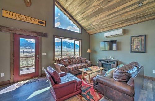 Livingston House | Mtn-View Group Retreat! 4 Cabins Near Yellowstone