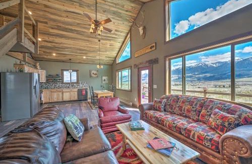 Livingston House | Mtn-View Group Retreat! 4 Cabins Near Yellowstone