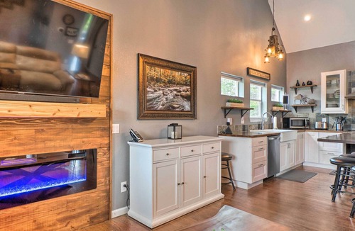 Divide House | Mtn-View Home on 3 Acres w/ Arcade & Hot Tub!