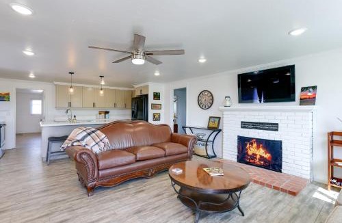 Woodlake House | Mtn-View Home w/Patio & Grill in Woodlake