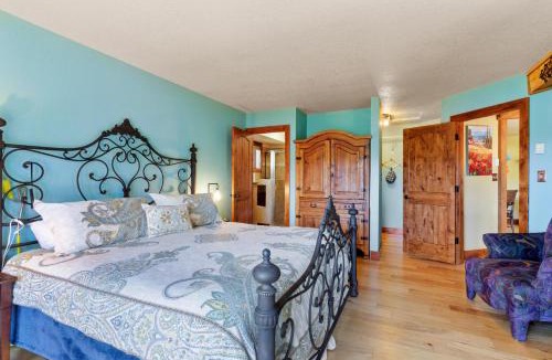 Woodland Park House | Multiple Decks, Solarium Sitting Room, Dog Friendly, Office Space