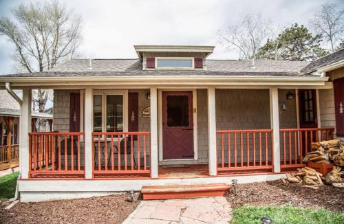 Estes Park House | Mummy Mtn Suite 1 Bedroom suite with fireplace and jacuzzi tub