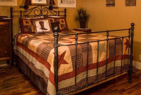 Estes Park House | Mummy Mtn Suite 1 Bedroom suite with fireplace and jacuzzi tub