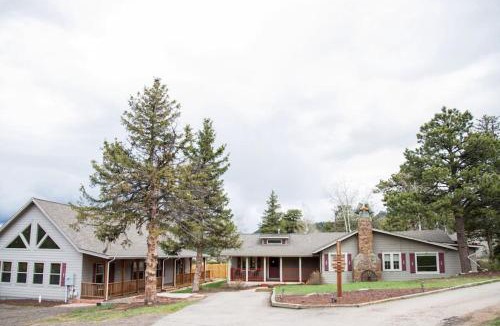 Estes Park House | Mummy Mtn Suite 1 Bedroom suite with fireplace and jacuzzi tub