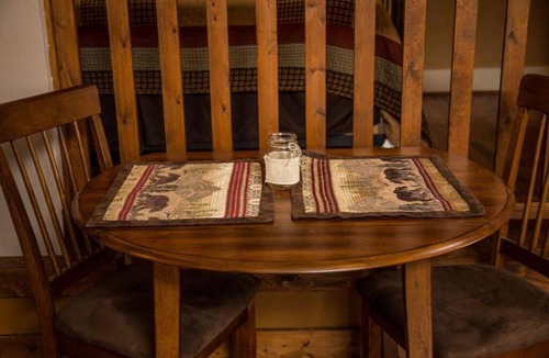 Estes Park House | Mummy Mtn Suite 1 Bedroom suite with fireplace and jacuzzi tub