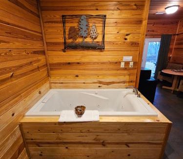 Eureka Springs Apartment | Near Beaver Lake, King BedJetted TubFire Pit #1
