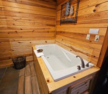 Eureka Springs Apartment | Near Beaver Lake, King BedJetted TubFire Pit #1