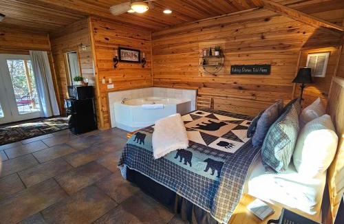 Eureka Springs Apartment | Near Beaver Lake, King BedJetted TubFire Pit #2
