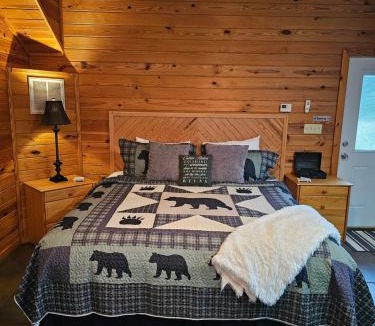 Eureka Springs Apartment | Near Beaver Lake, King BedJetted TubFire Pit #2